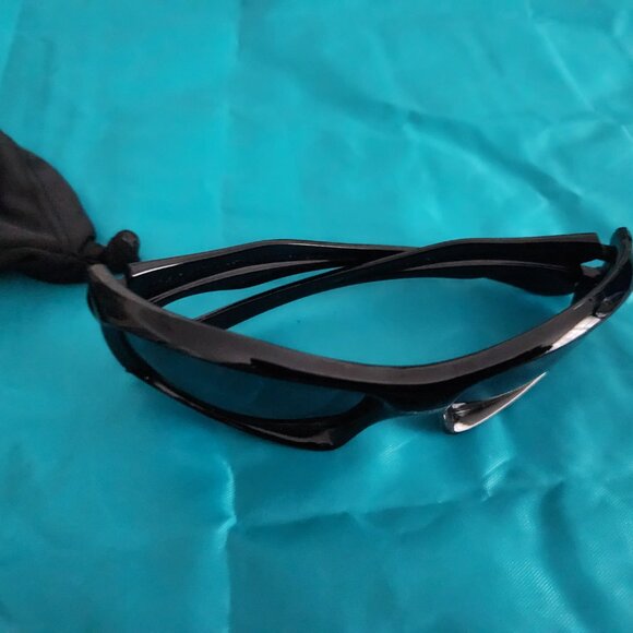 Oakley - Picture 3 of 11